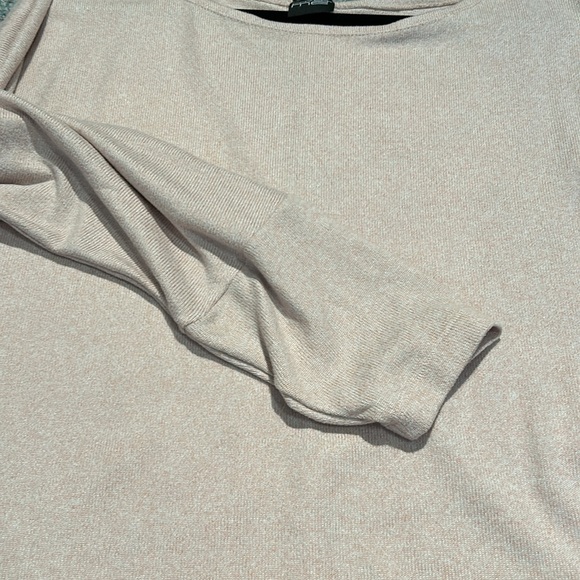 Ladies O/S pale pink dolman style sweater - Picture 8 of 8